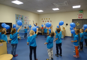 10 Dzieci trzymają balony